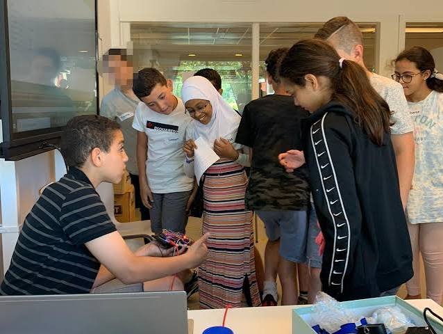 Jongeren ontdekken samen een technisch project
