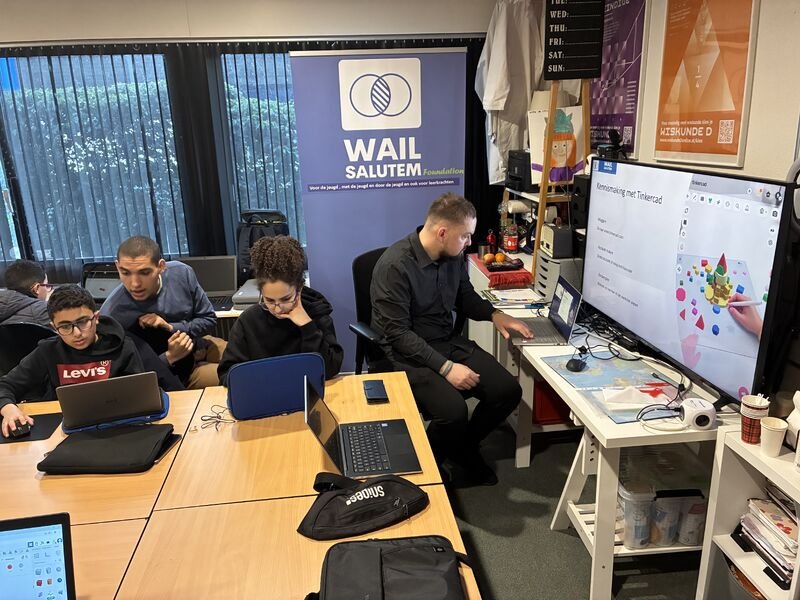 Vrijwilligers begeleiden jongeren bij digitale ontwerpen