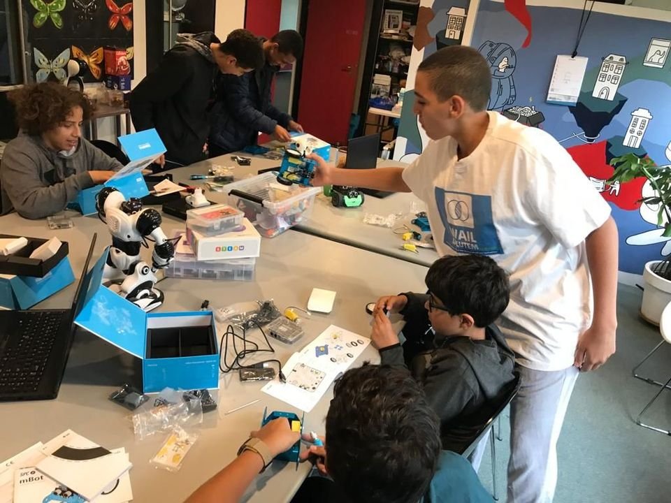 Jongeren bouwen samen educatieve robots