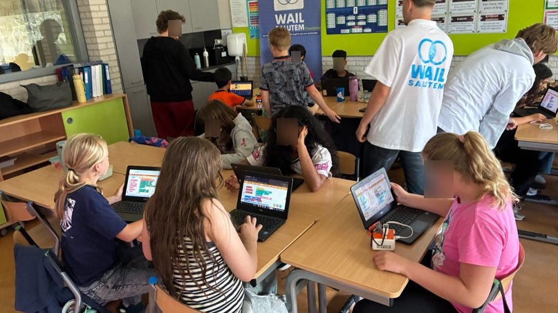 Leerlingen werken met programmeren en robotica in de klas