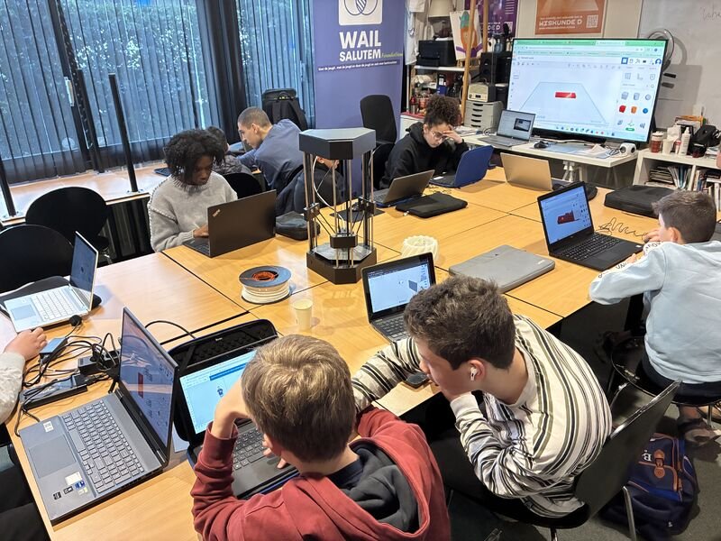 Jongeren werken samen aan digitale ontwerpen