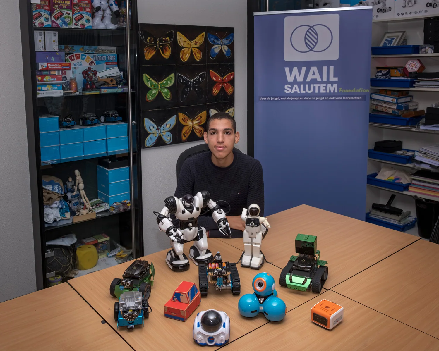 Wail Kherrazi met educatieve robots in het Sociaal Innovatie Lab
